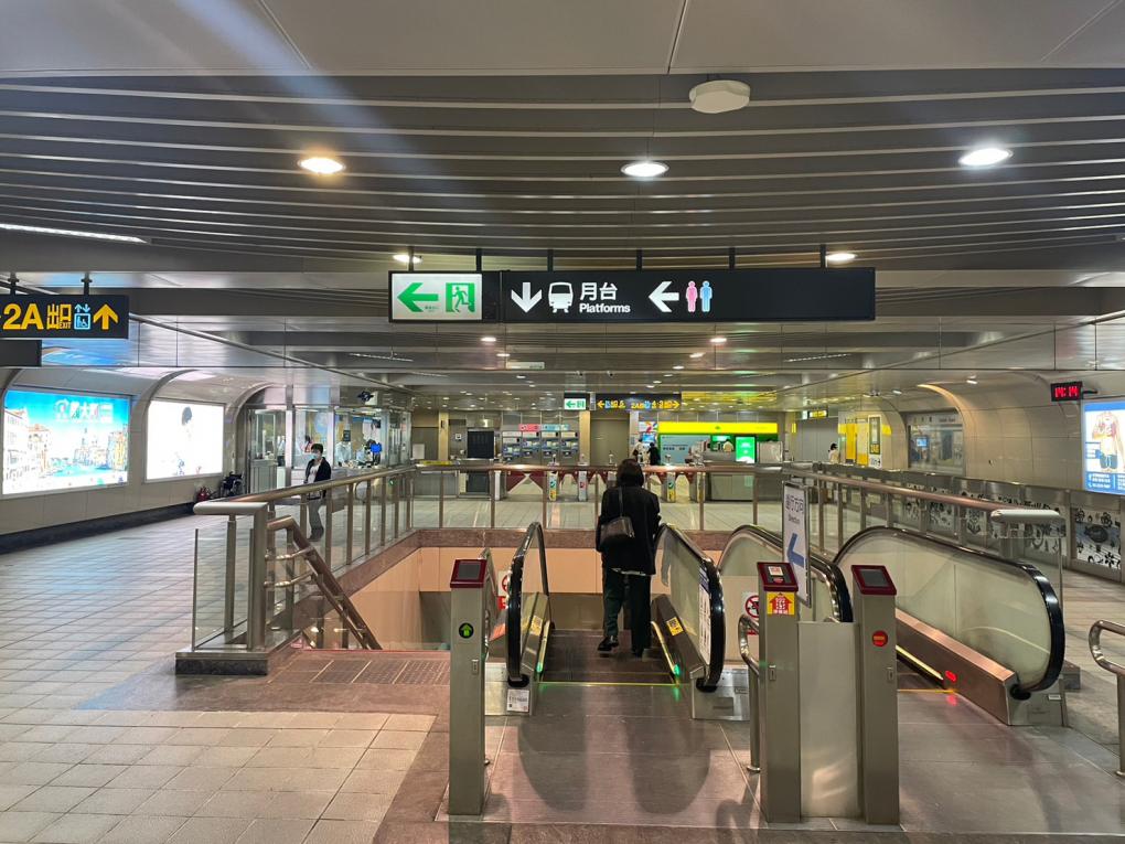 台北捷運信義線地下段信義安和站(R04)地下一樓大廳層