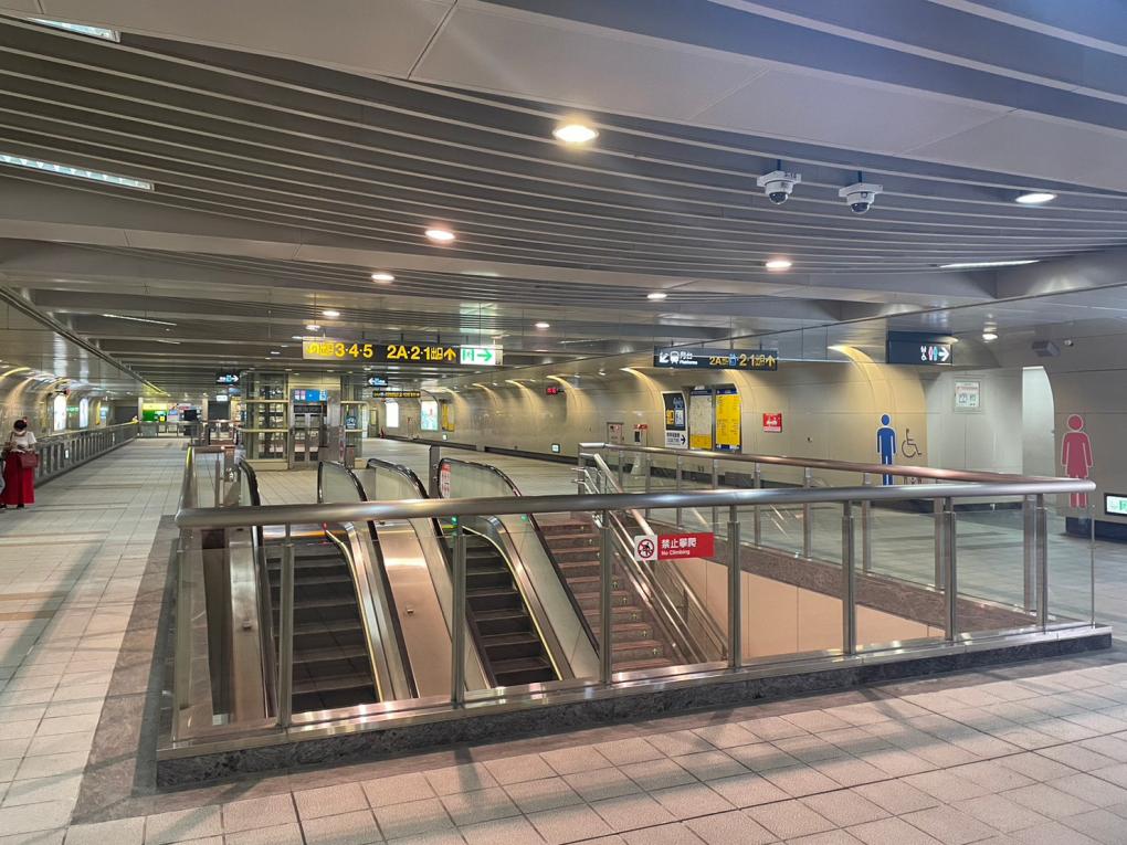 台北捷運信義線地下段信義安和站(R04)地下一樓大廳層