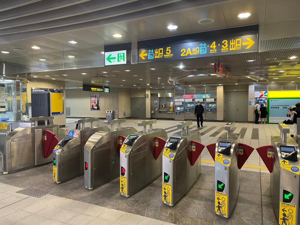 台北捷運信義線地下段信義安和站(R04)地下一樓大廳層驗票閘門