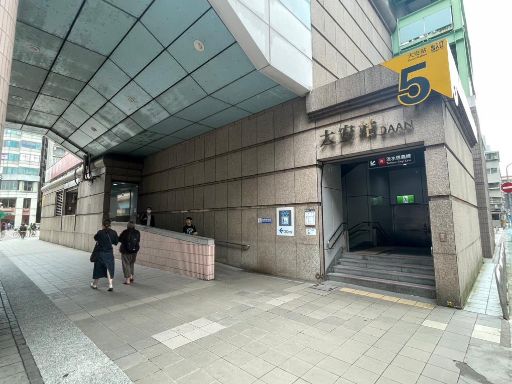 台北捷運信義線地下段大安站(R05)(BR09)地面層