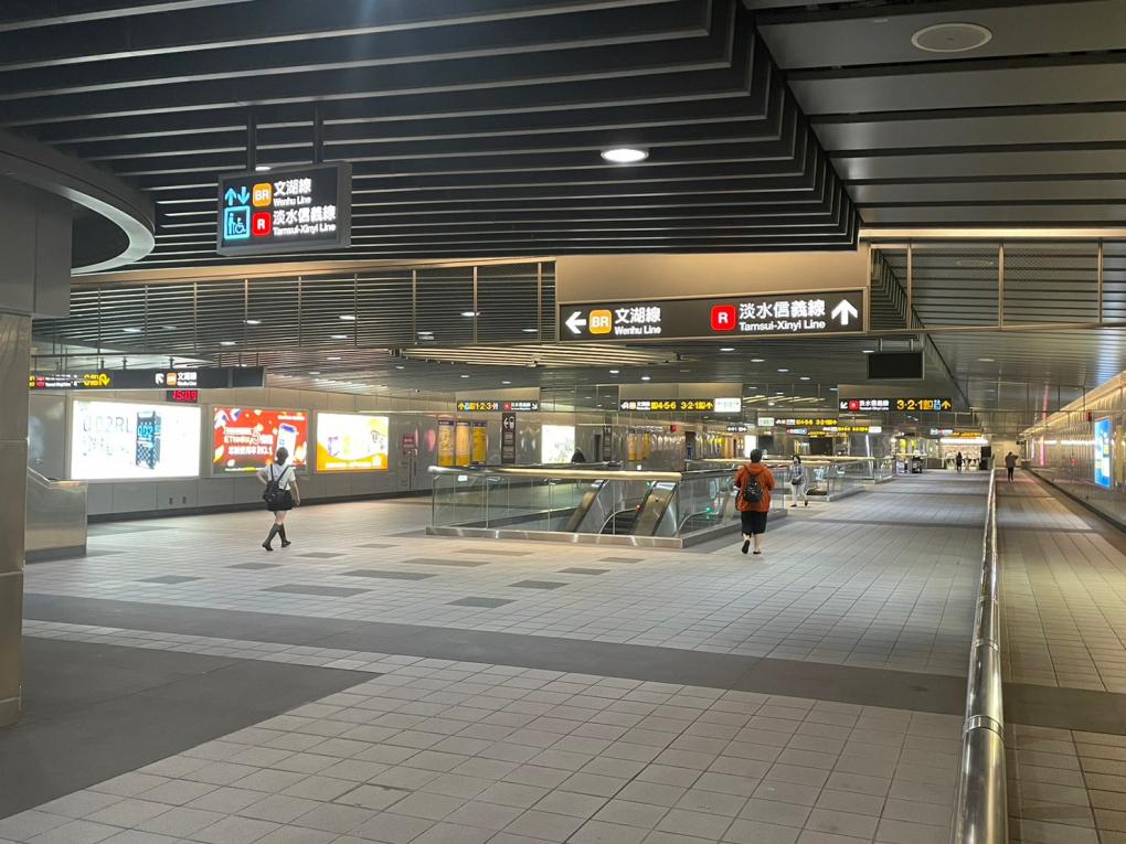 台北捷運信義線地下段大安站(R05)(BR09)大廳穿堂層