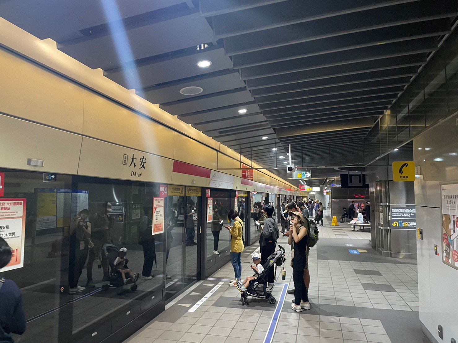 台北捷運信義線地下段大安站(R05)(BR09)月台層