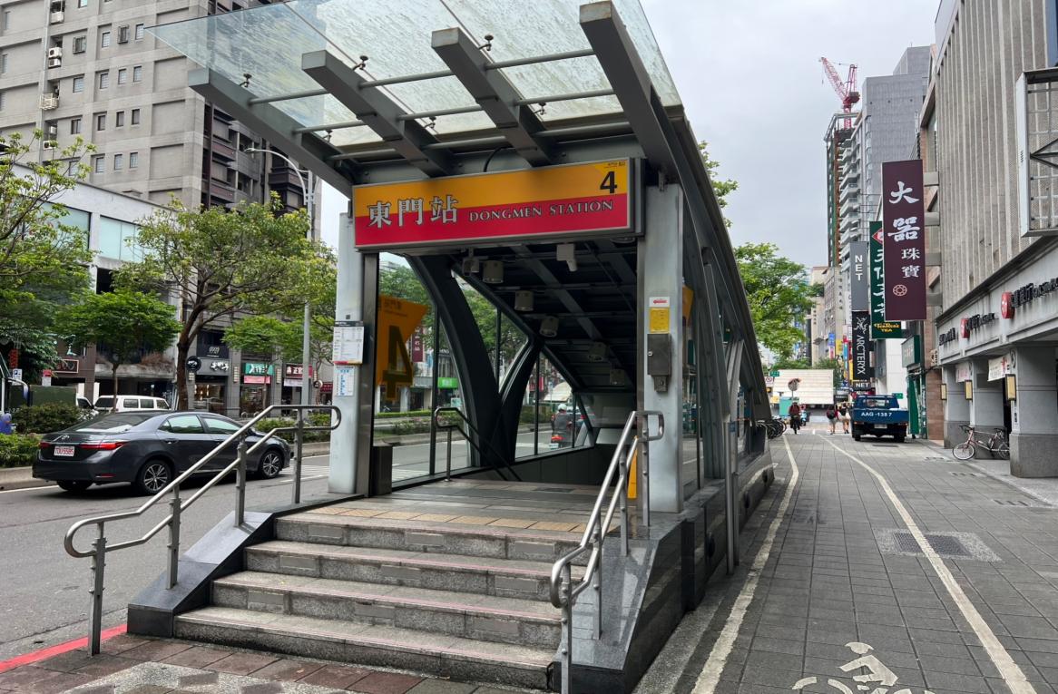 台北捷運信義線地下段東門站(R07)(O06)地面層