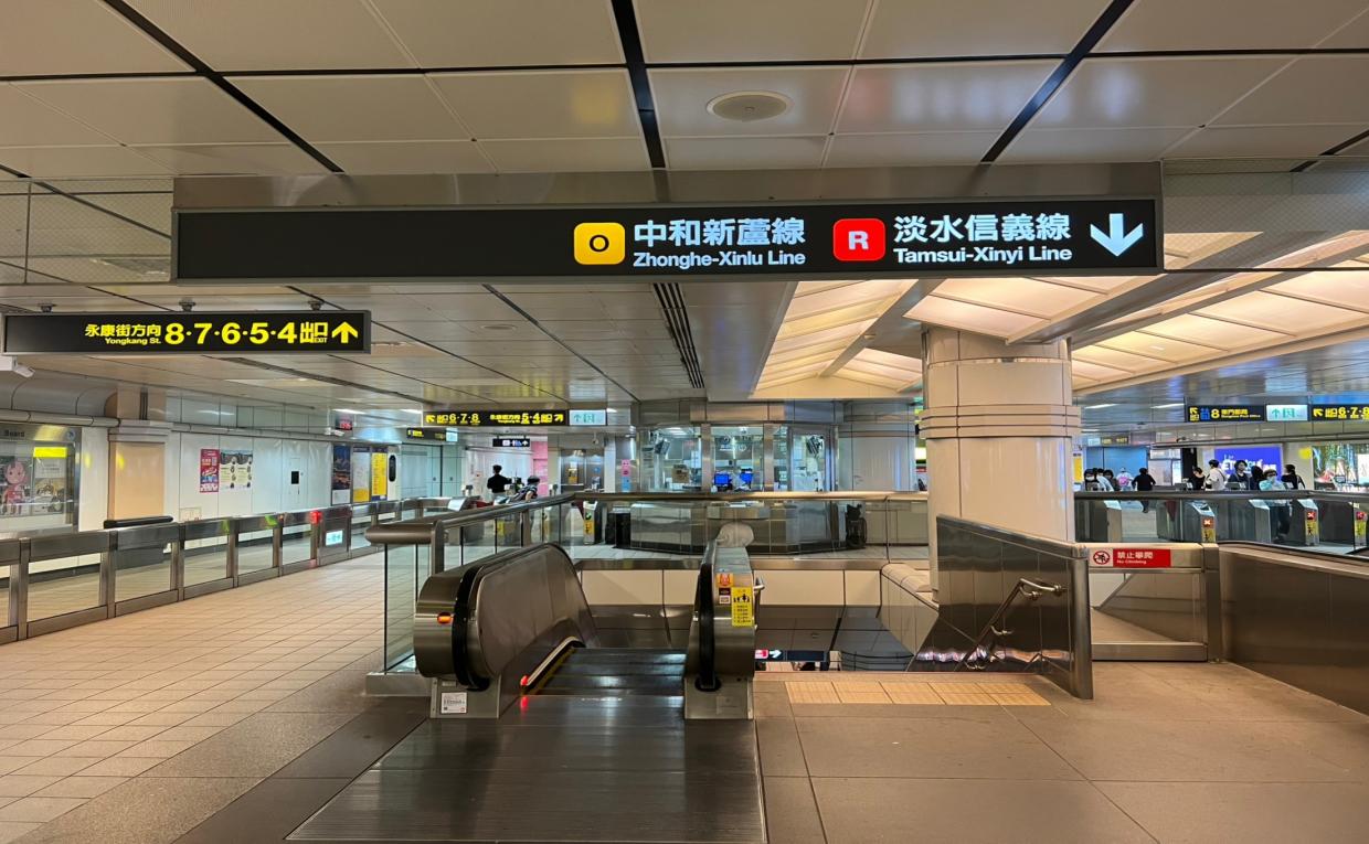台北捷運信義線地下段東門站(R07)(O06)大廳層