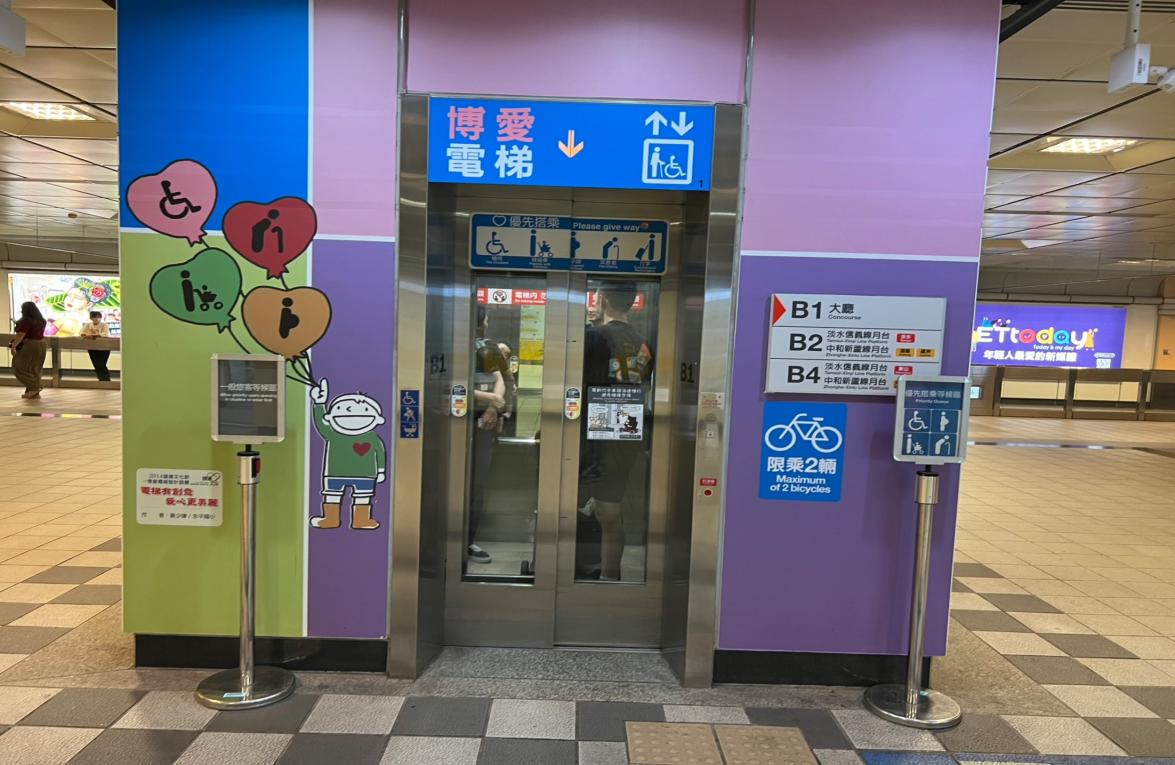台北捷運信義線地下段東門站(R07)(O06)大廳層無障礙電梯(位於出口1、8)
