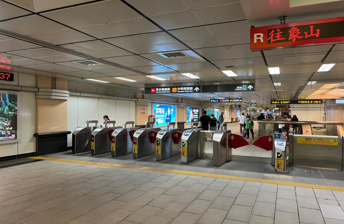 台北捷運信義線地下段東門站(R07)(O06)地下一樓大廳層驗票閘門