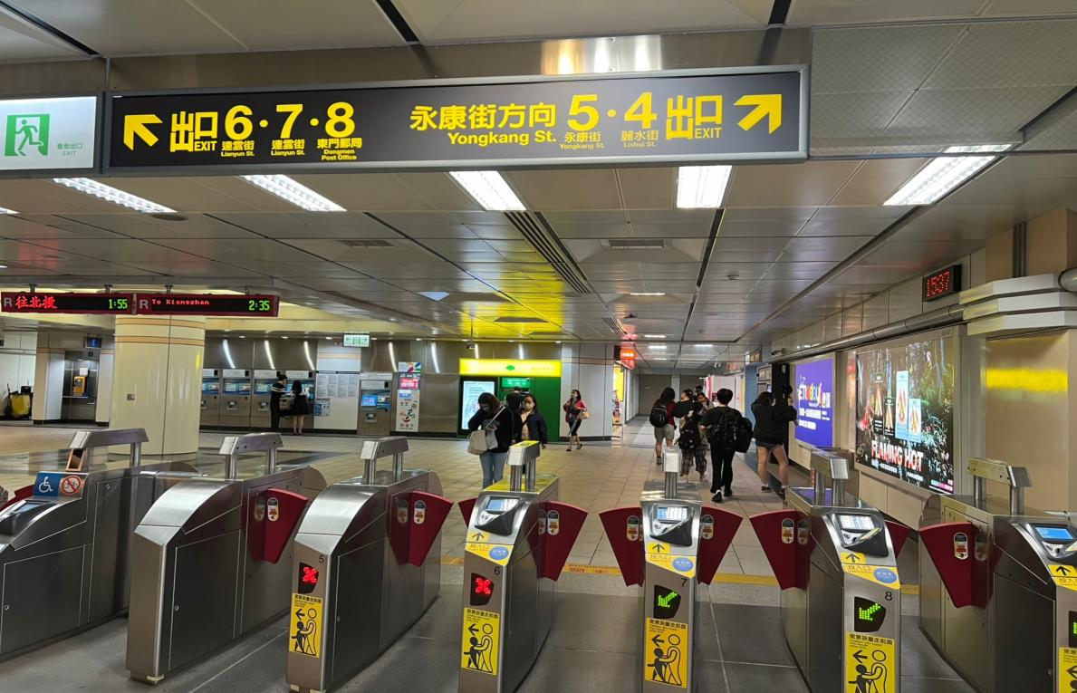 台北捷運信義線地下段東門站(R07)(O06)地下一樓大廳層驗票閘門