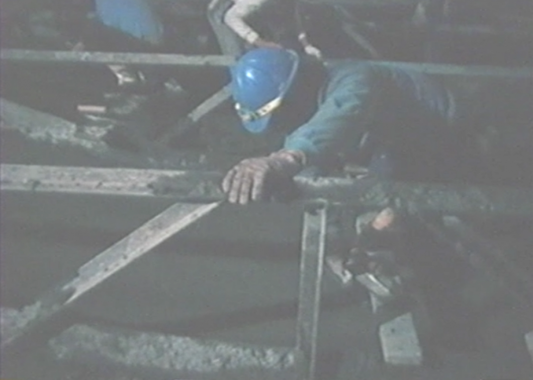 南化水庫導水隧道下半斷面開挖仰拱作業