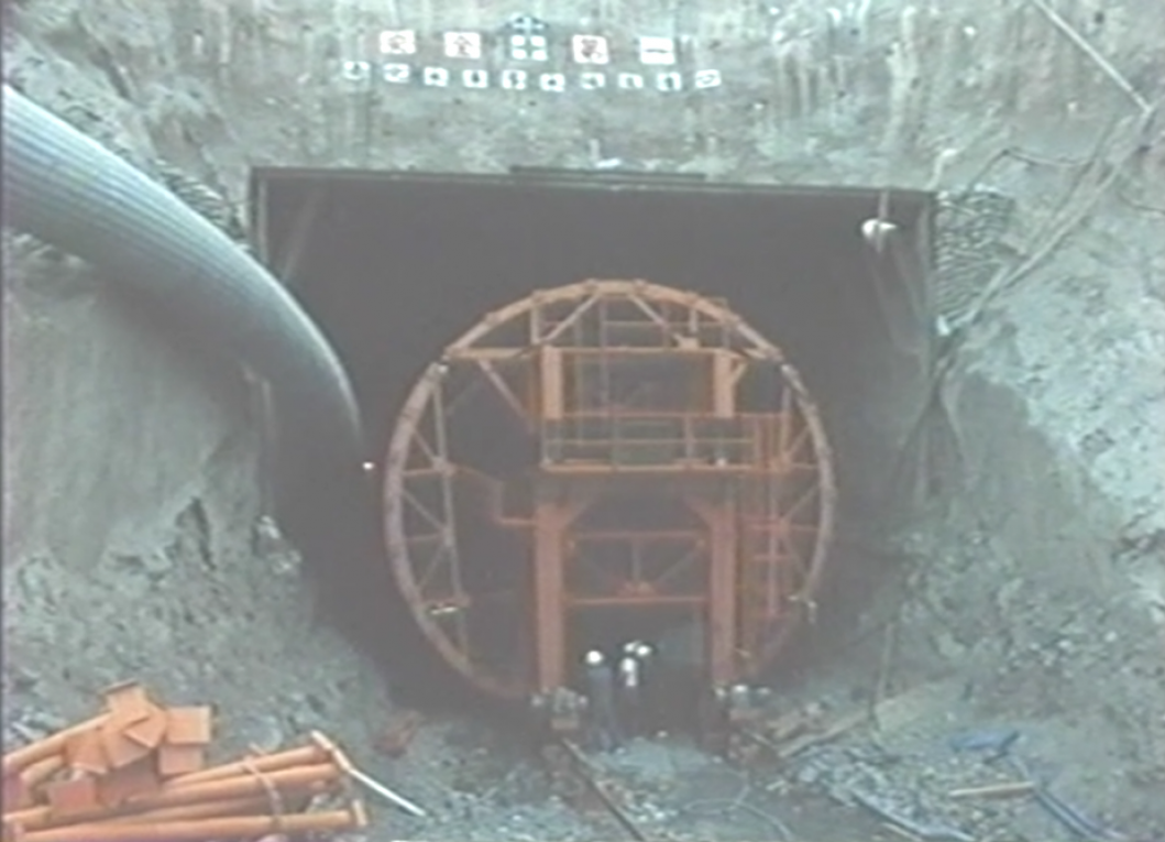 南化水庫導水隧道工程隧道下半斷面開挖自走式活動鋼模