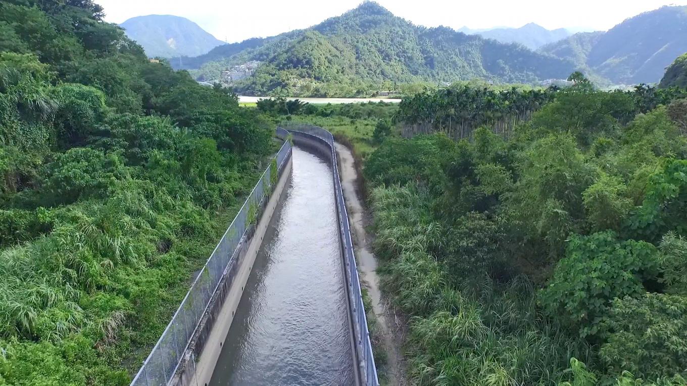 小粗坑電廠>小粗坑引水道明渠：小粗坑引水隧道是目前國內最古老的引水設施，建造於民國前五年，是開渠再加上隧道的結構，隧道因為建造的時間比較早，所以是磚砌的隧道。