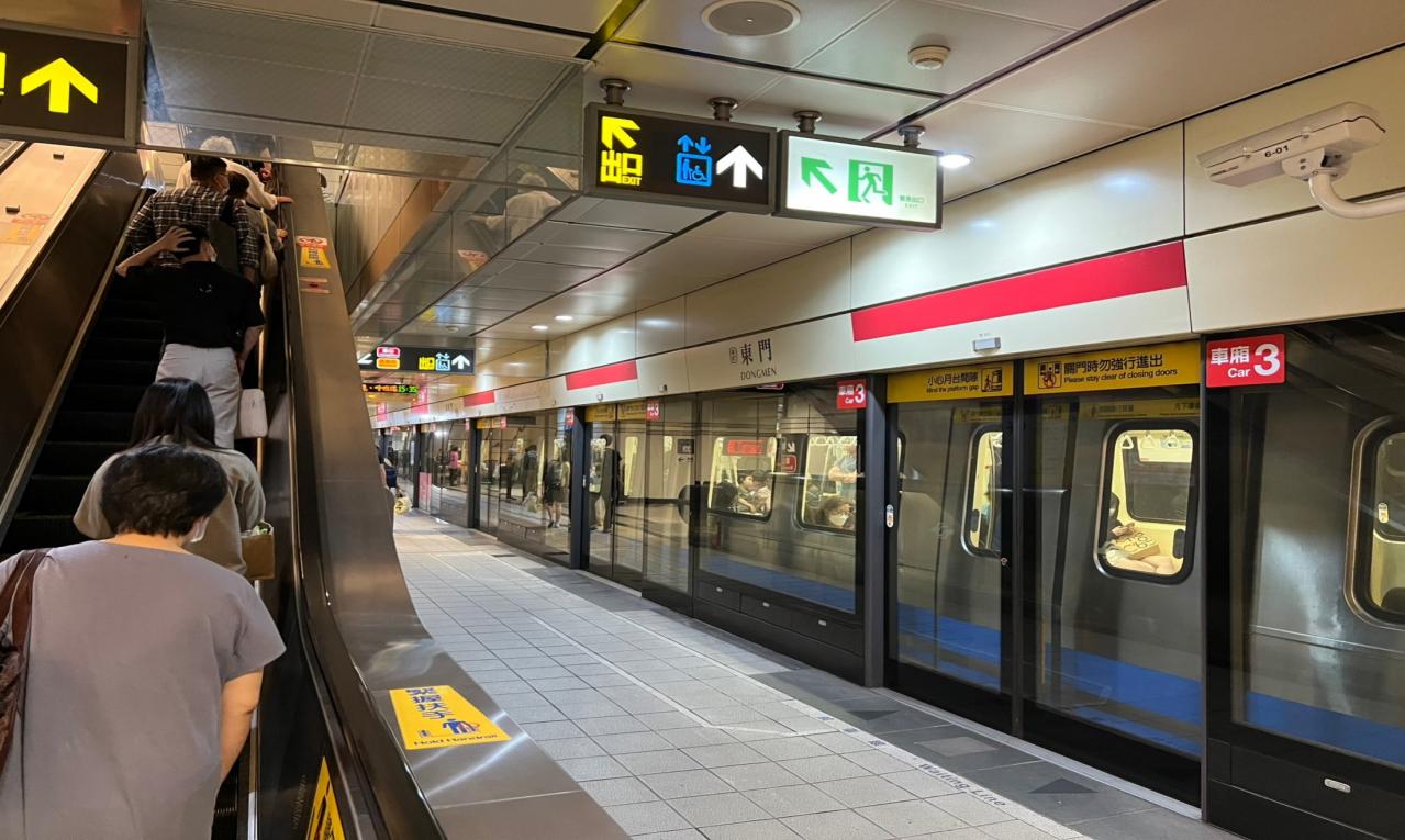 台北捷運信義線地下段東門站(R07)(O06)月台層