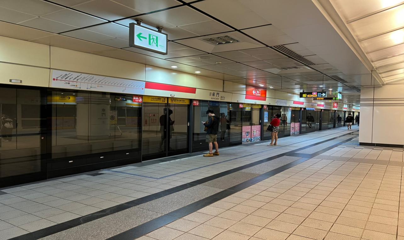 台北捷運信義線地下段東門站(R07)(O06)月台層