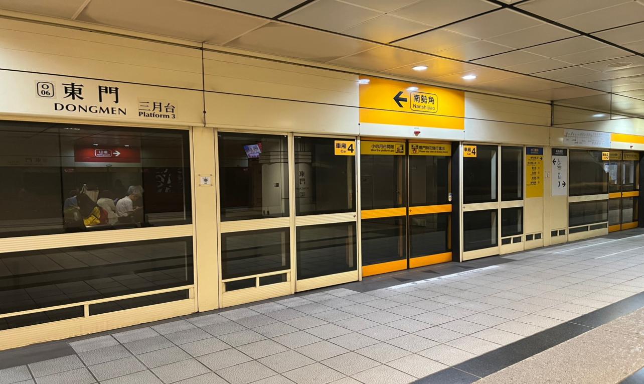 台北捷運信義線地下段東門站(R07)(O06)月台層