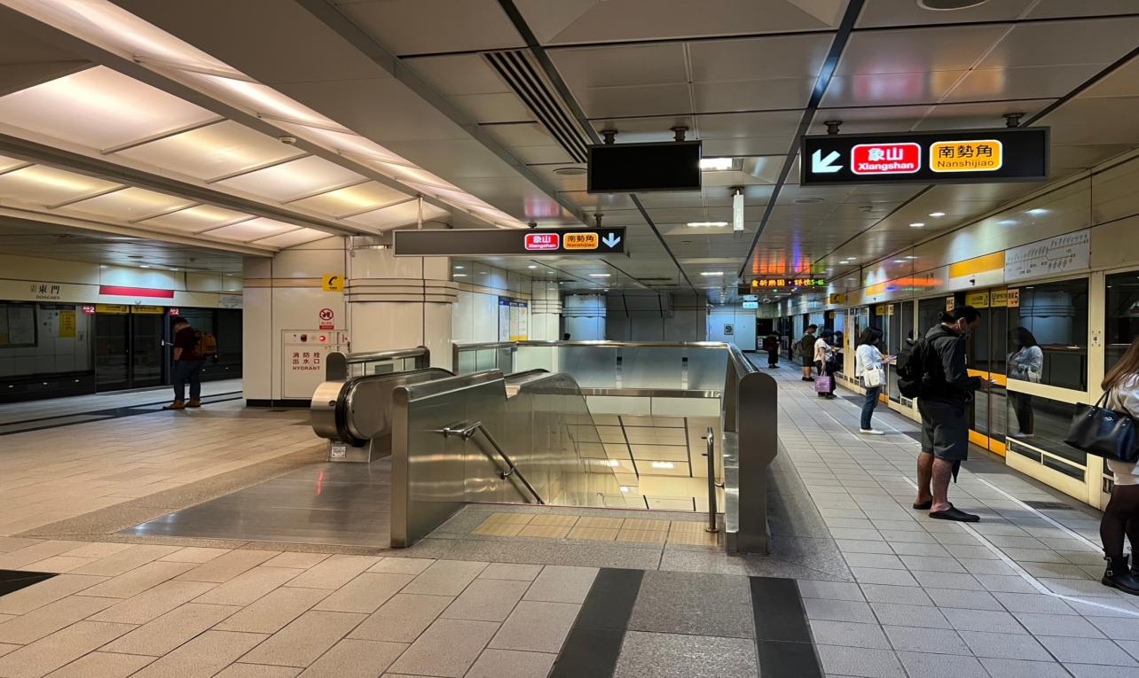 台北捷運信義線地下段東門站(R07)(O06)月台層