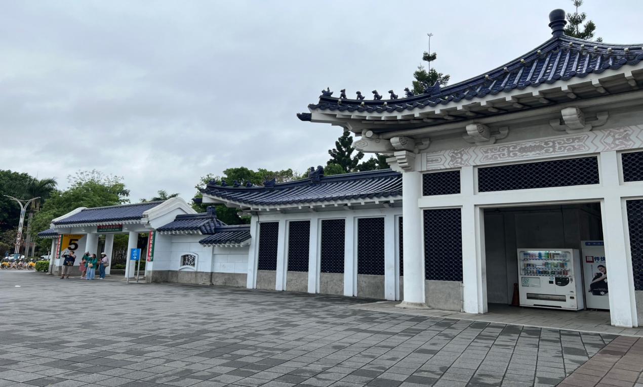 台北捷運信義線地下段中正紀念堂站(R08/G10)地面層出入口