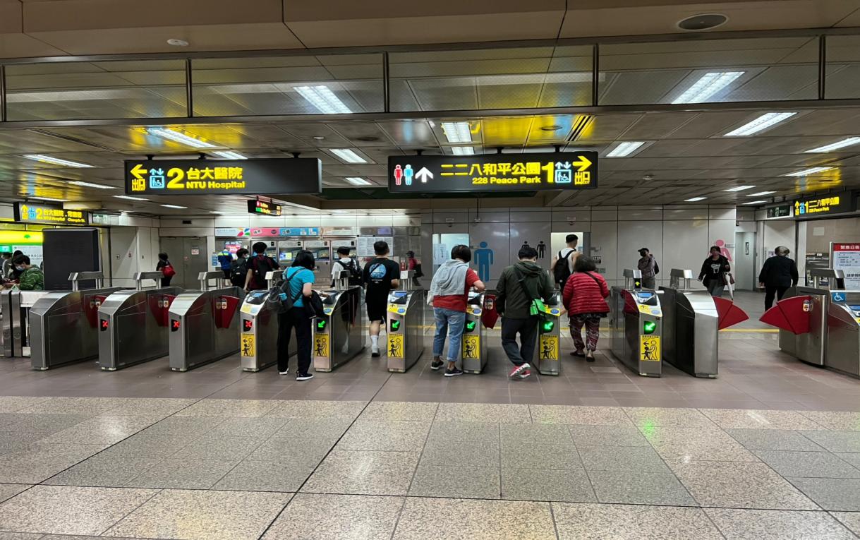 台北捷運信義線地下段台大醫院站(R09)大廳層-驗票閘門