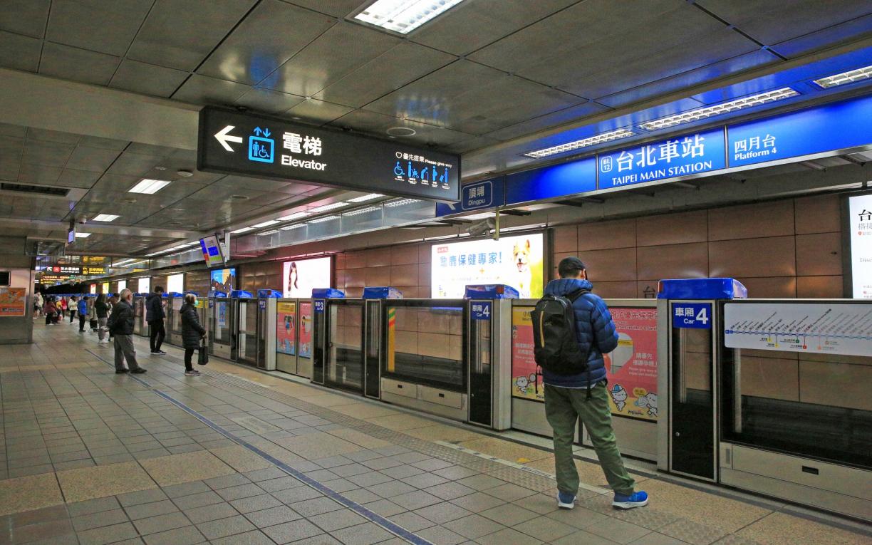 台北捷運淡水線地下段台北車站(R10)(BL12)B3月台層四月台