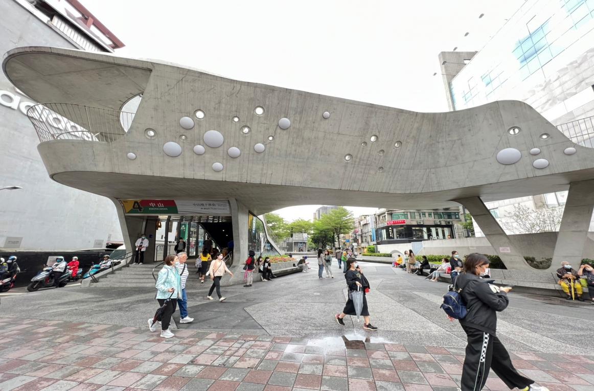 台北捷運淡水線地下段中山站(R11)(G14)地面4號出入口