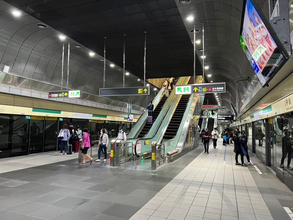 台北捷運淡水線地下段中山站(R11)(G14)B4松山新店線月台