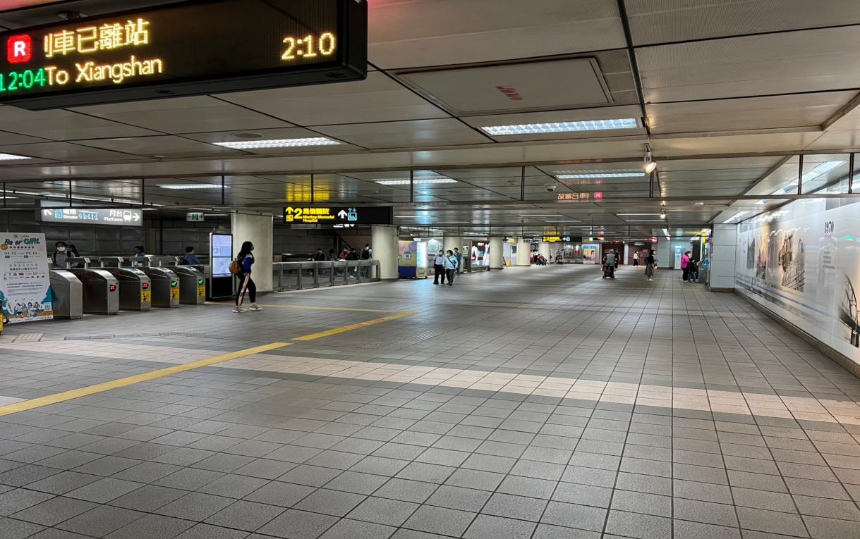 台北捷運淡水線地下段雙連站(R12)B1大廳層