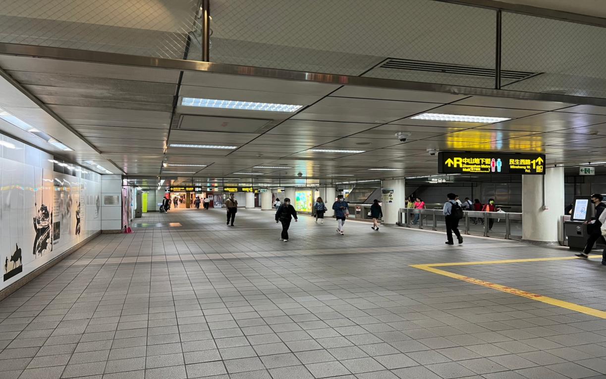 台北捷運淡水線地下段雙連站(R12)B1大廳層