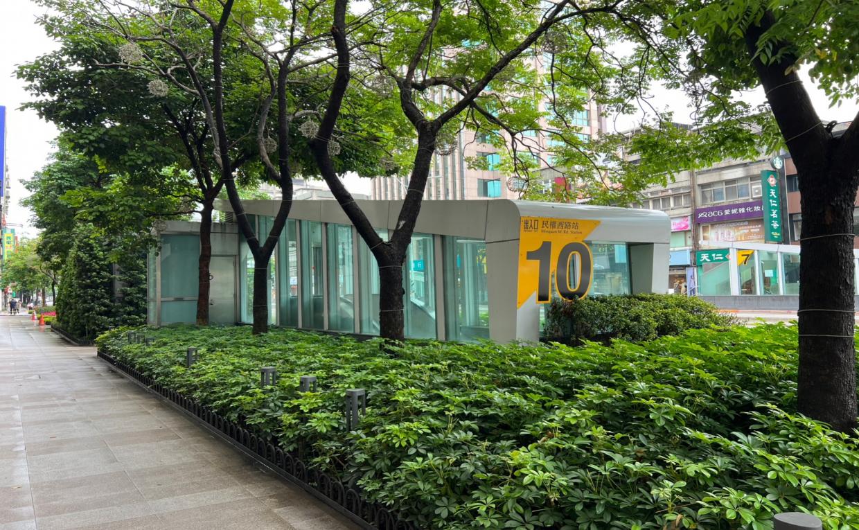 台北捷運淡水線民權西路站(R13)(O11)地面層出入口