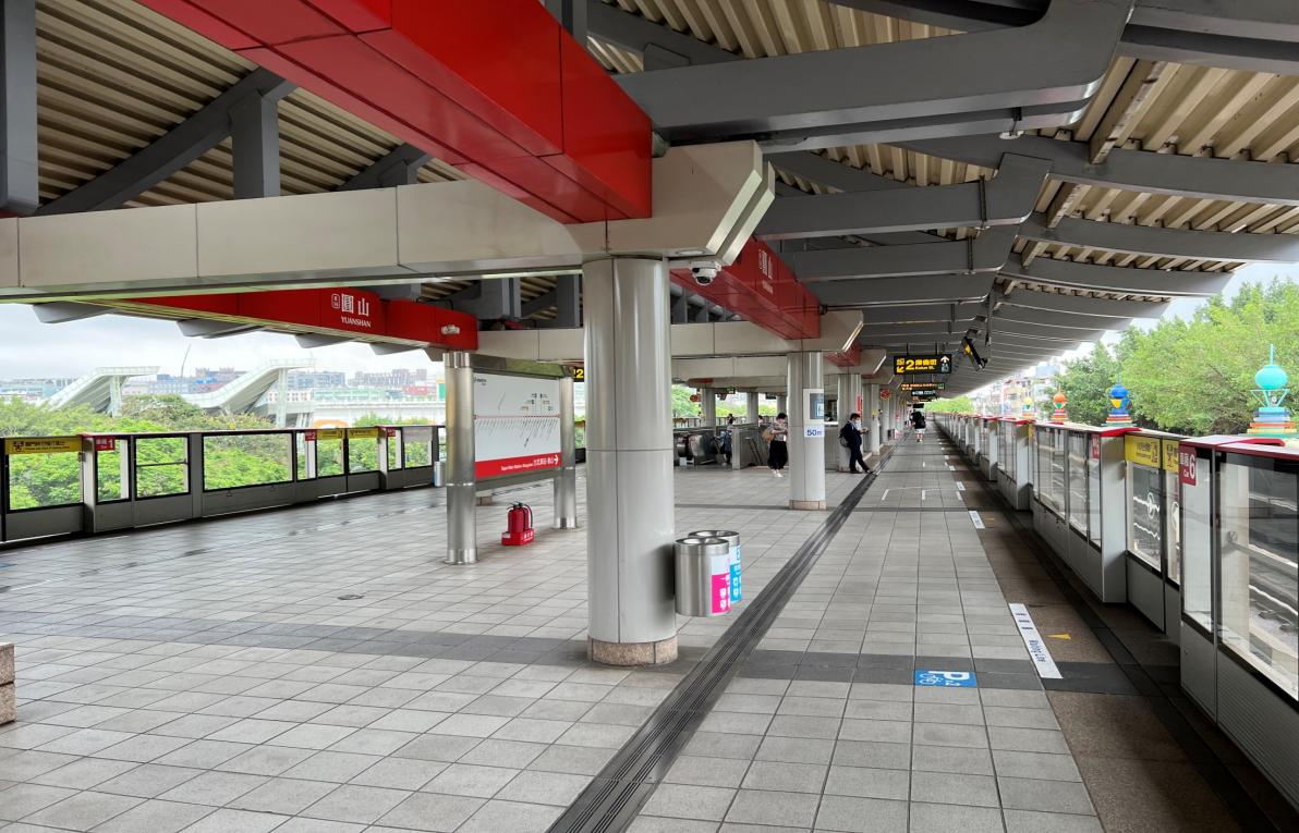 台北捷運淡水線高架段圓山站(R14)地面二樓月台層