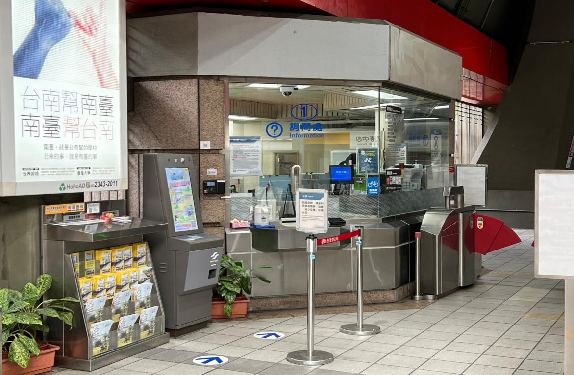 台北捷運淡水線高架段劍潭站(R15)地面大廳穿堂層