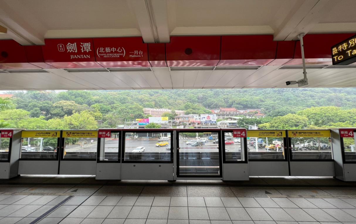 台北捷運淡水線高架段劍潭站(R15)地上二樓月台層