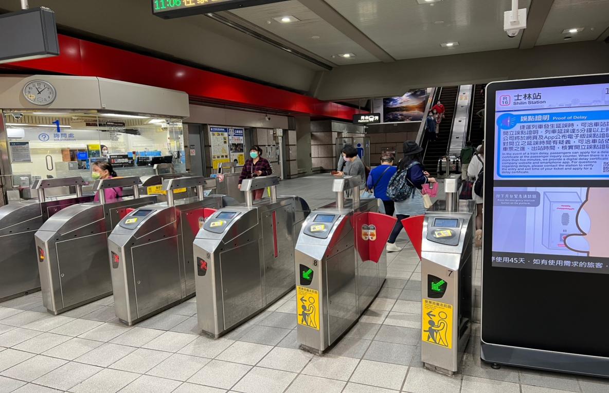 台北捷運淡水線高架段士林站(R16)地面層