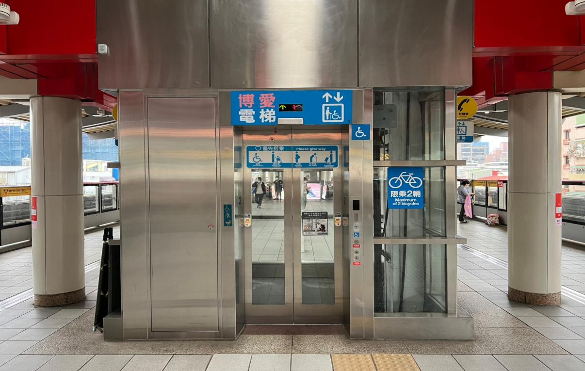 台北捷運淡水線高架段士林站(R16)地面層