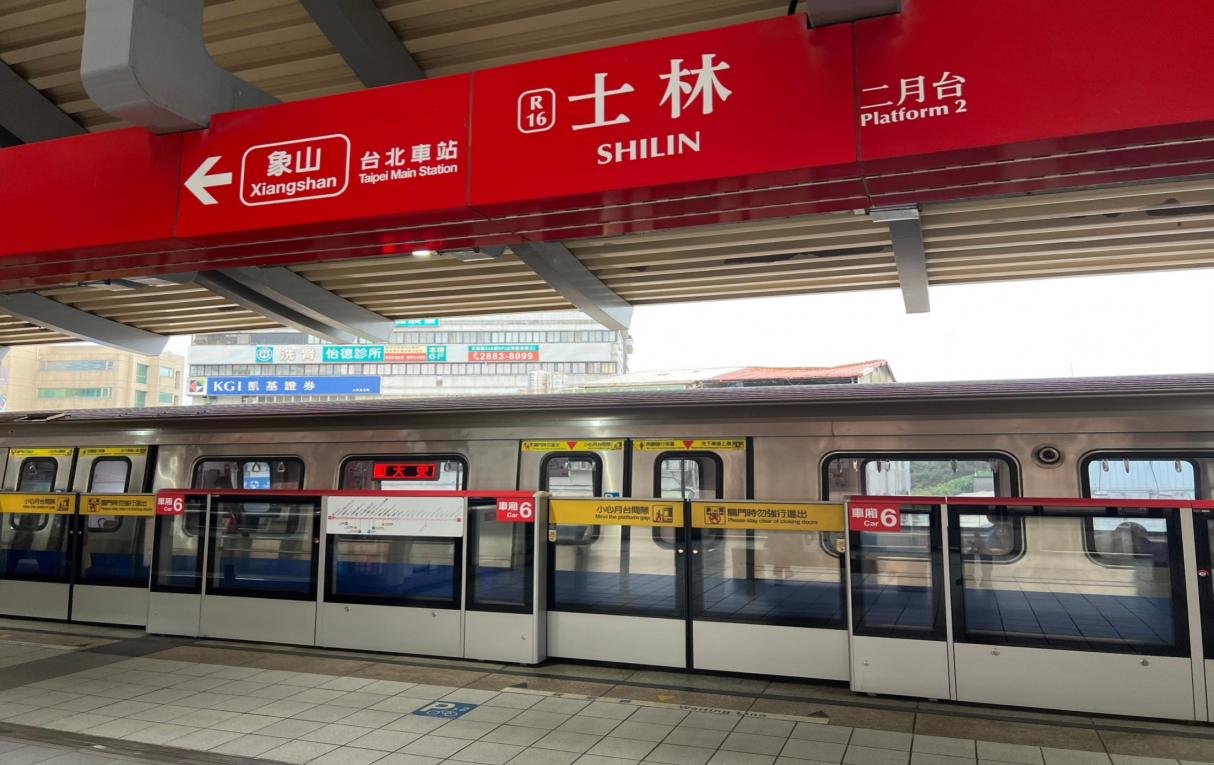 台北捷運淡水線高架段士林站(R16)二樓月台層
