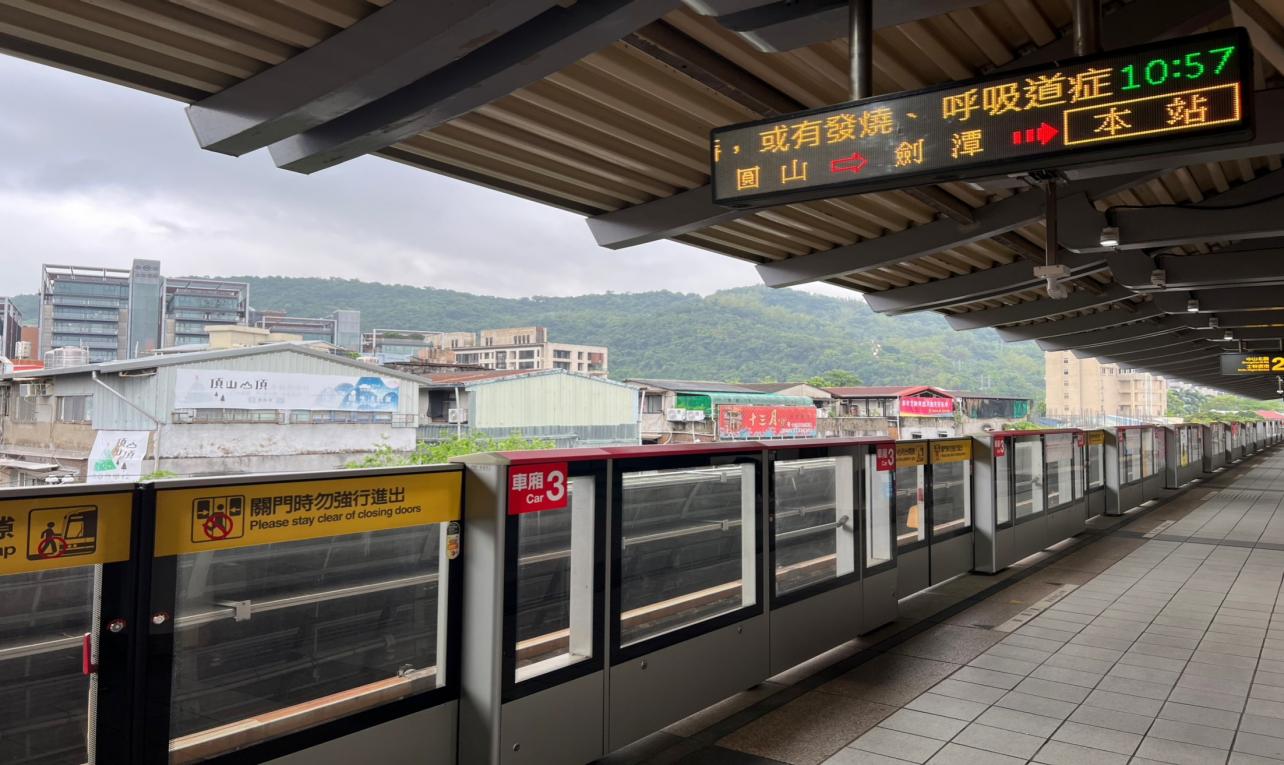 台北捷運淡水線高架段士林站(R16)二樓月台層
