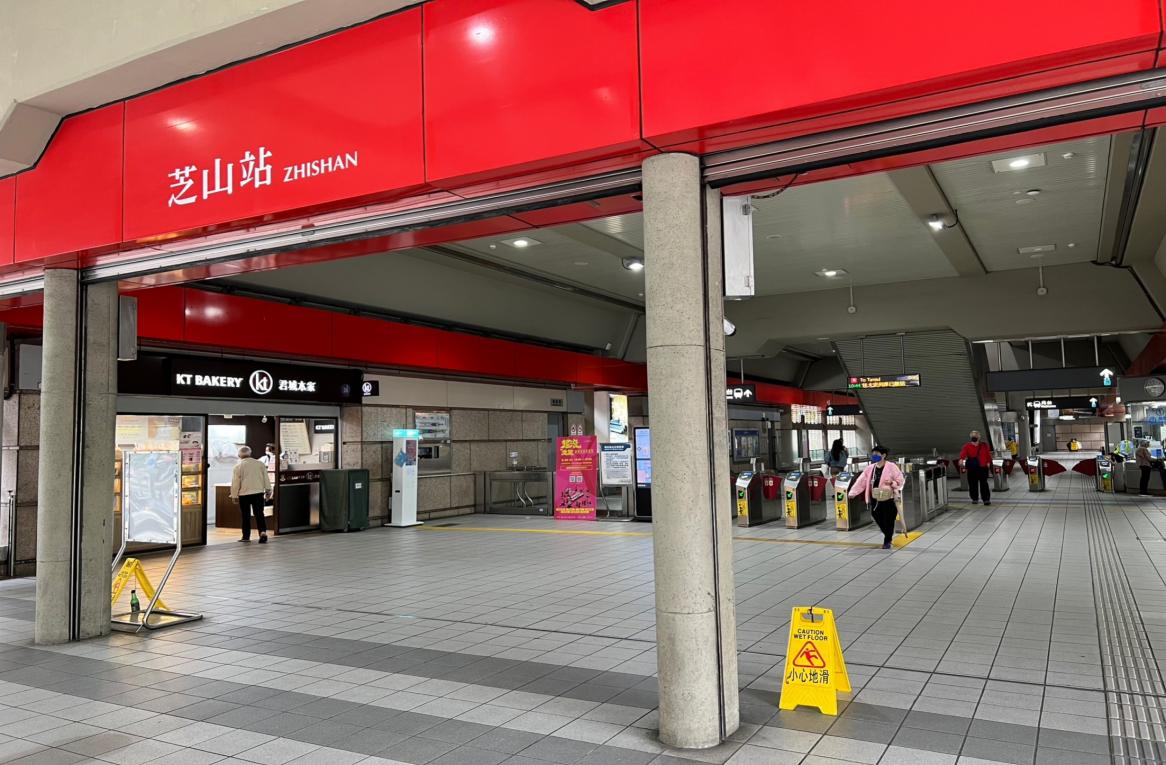 台北捷運淡水線高架段芝山站(R17)地面大廳層