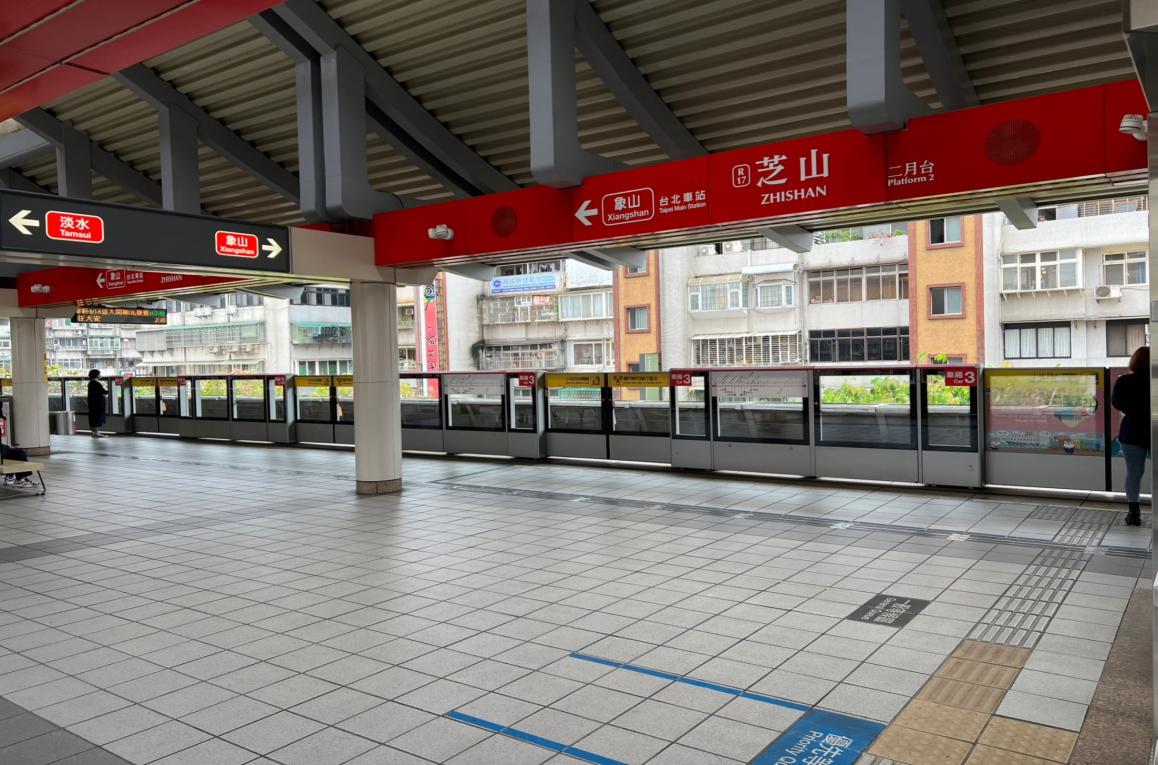 台北捷運淡水線高架段芝山站(R17)地上二樓月台層
