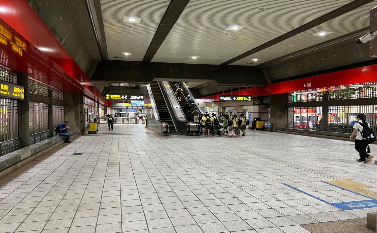 台北捷運淡水線高架段明德站(R17)地面大廳穿堂層