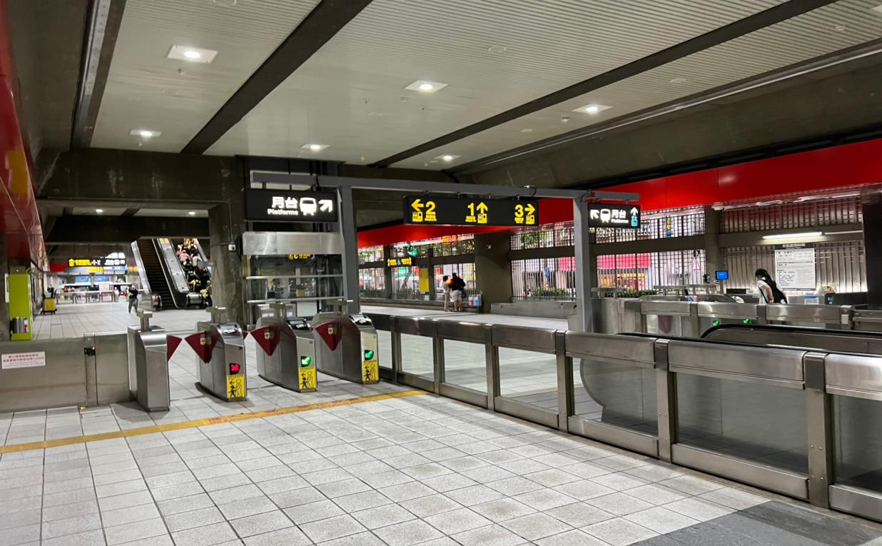 台北捷運淡水線高架段明德站(R17)地面大廳穿堂層