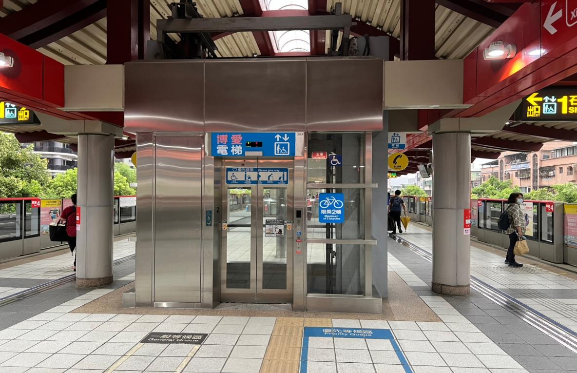 台北捷運淡水線高架段明德站(R17)地上二樓月台層無障礙電梯