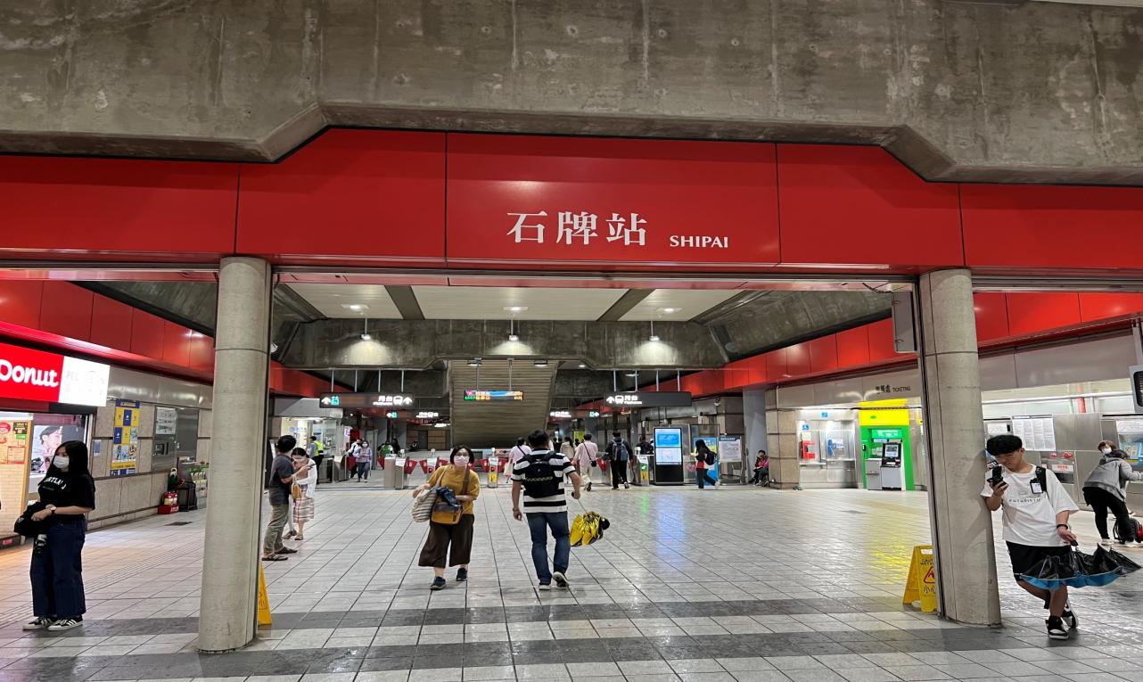 台北捷運淡水線高架段石牌站(R19) 地面大廳穿堂層