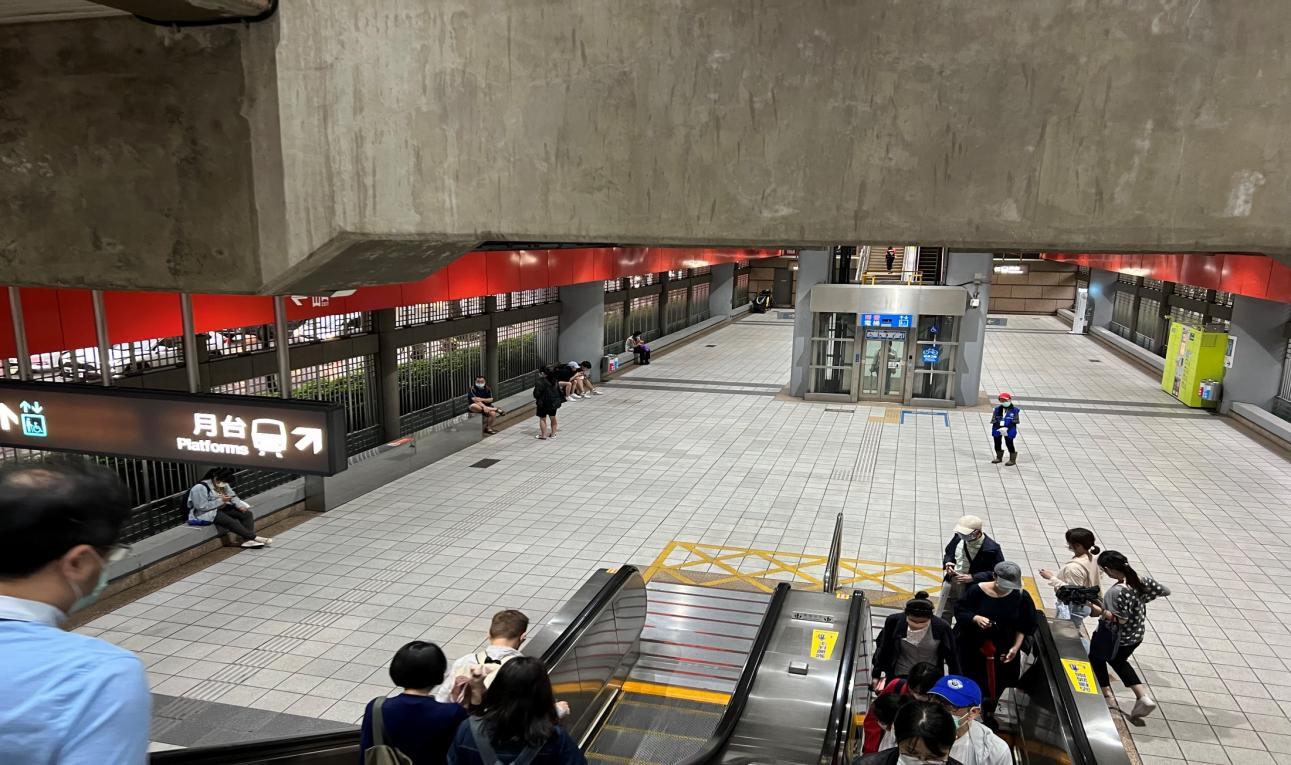 台北捷運淡水線高架段石牌站(R19)地面大廳穿堂層