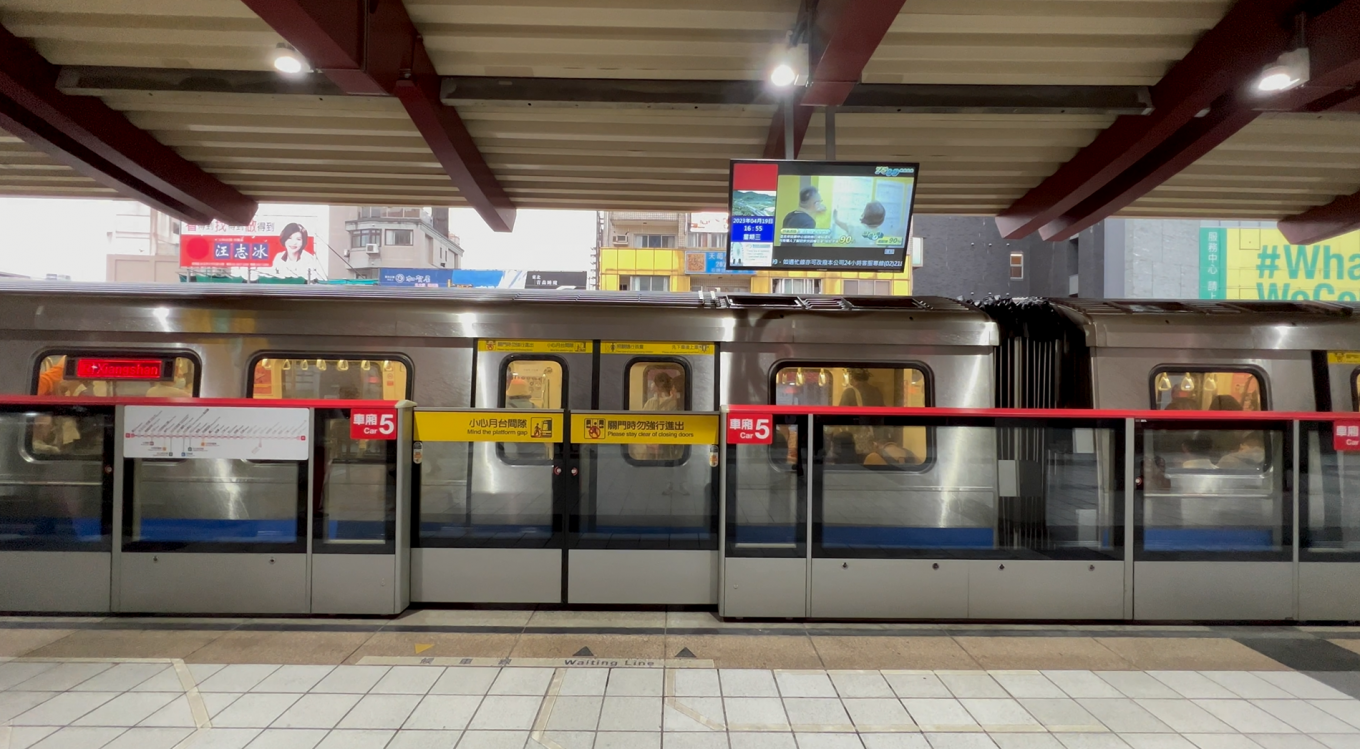 台北捷運淡水線高架段石牌站(R19) 地上二樓月台層