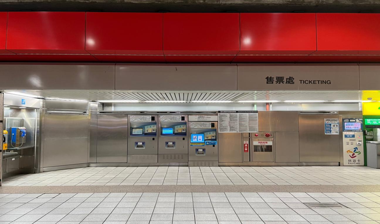 台北捷運淡水線高架段唭哩岸站(R20)地面大廳穿堂層