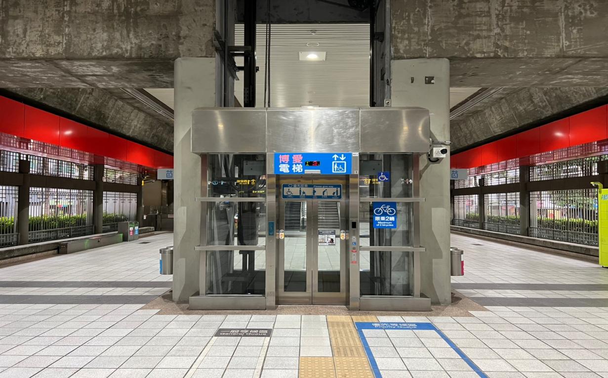 台北捷運淡水線高架段唭哩岸站(R20)地面大廳穿堂層