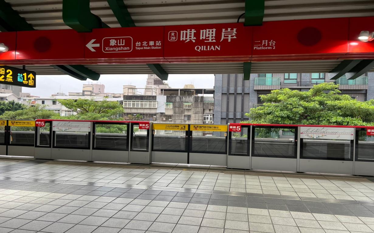台北捷運淡水線高架段唭哩岸站(R20)地上二樓月台層