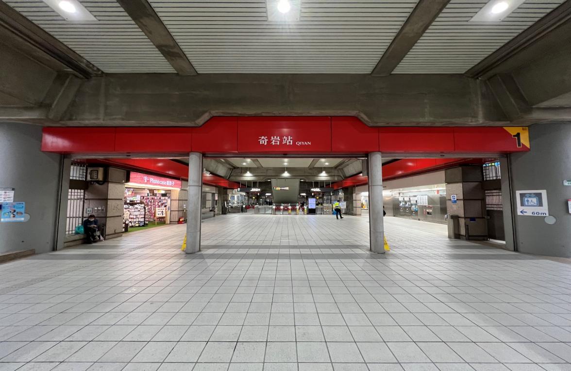 台北捷運淡水線高架段奇岩站(R21)地面大廳穿層