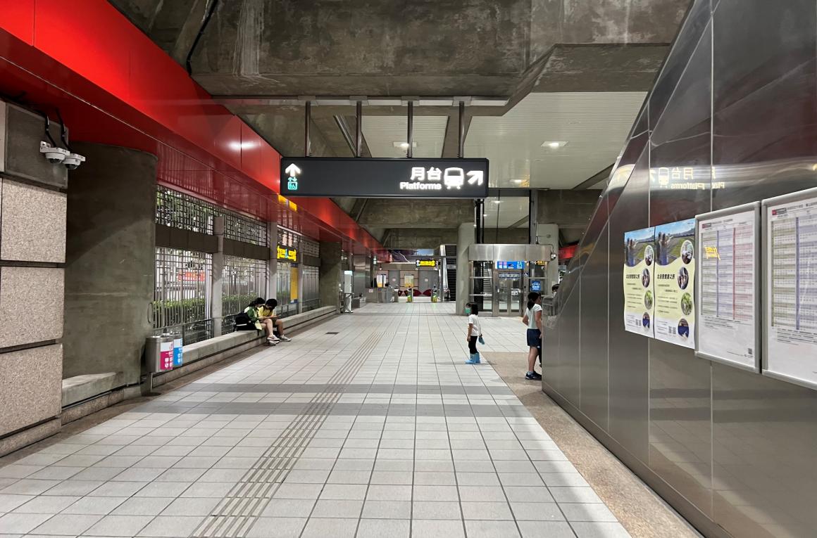 台北捷運淡水線高架段奇岩站(R21)地面大廳穿層