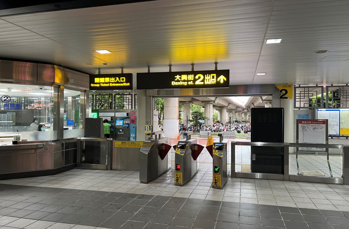 台北捷運淡水線高架段北投站(R22)地面大廳穿堂層