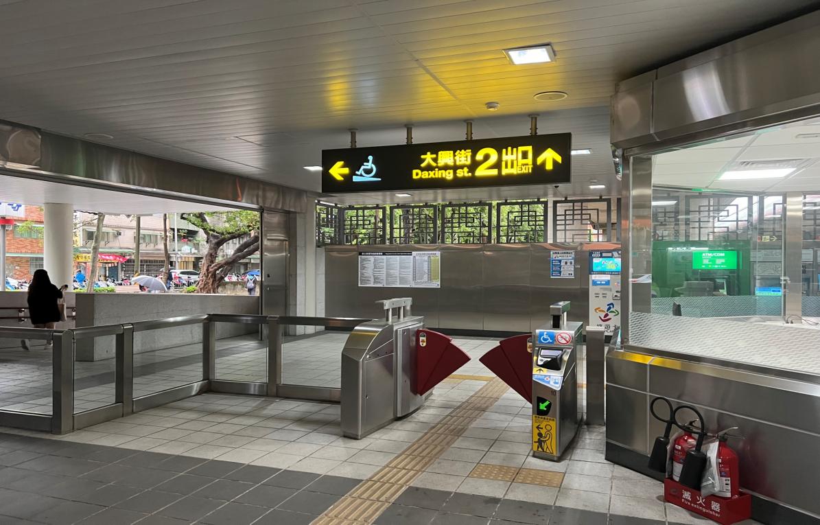台北捷運淡水線高架段北投站(R22)地面大廳穿堂層