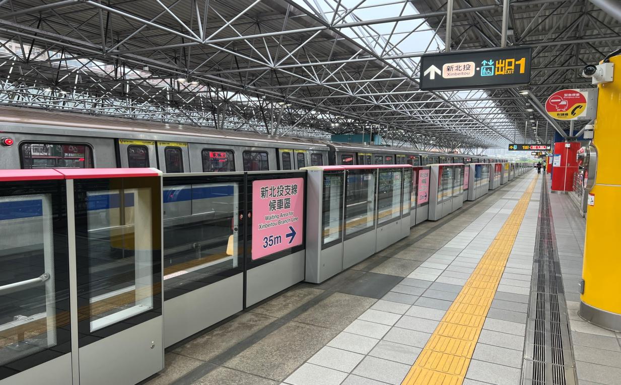台北捷運淡水線高架段北投站(R22)地上二樓月台層