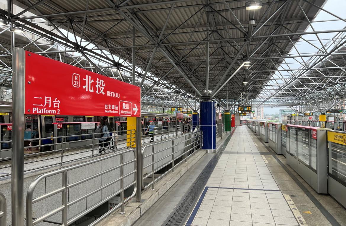 台北捷運淡水線高架段北投站(R22)地上二樓月台層